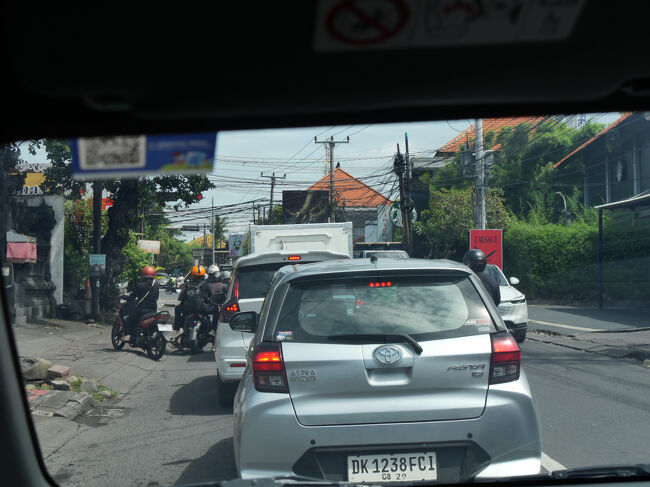10：15、タナロット寺院に向けてタクシー配車アプリ「Grab」でホテルを出発。<br /><br />タナ・ロット寺院までの距離は約30Kmですが、道狭くて混んでいることとドライバーが慎重なことで平均時速30Km以下でゆっくりと走行。<br /><br />この後もそうですが、バリ島では距離の割には移動に時間がかかります。