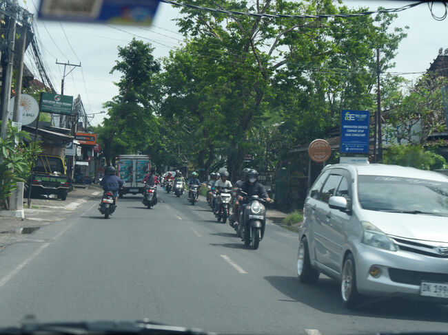 バイクが沢山走っていて混雑に拍車をかけています。