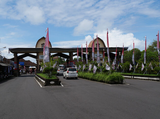 11：47、タナロット寺院のチケットセンターに到着。<br /><br />駐車場の入口にもなっていて、車で入場する人はここでタナロット寺院の入場料金を支払います。<br /><br />私は、手前でGrabから下車しました。<br />料金はIDR160,700（1,601円）でした。