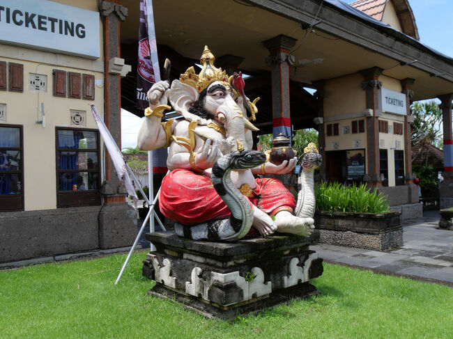 チケットセンターの前には、像の頭を持つ独特の姿をしたヒンズー教の神「ガネーシャ」が鎮座。