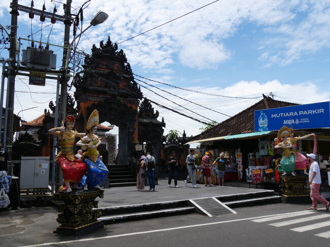 チケットセンターから少し進むと、バリらしい彫刻が施された門が見えてきました。