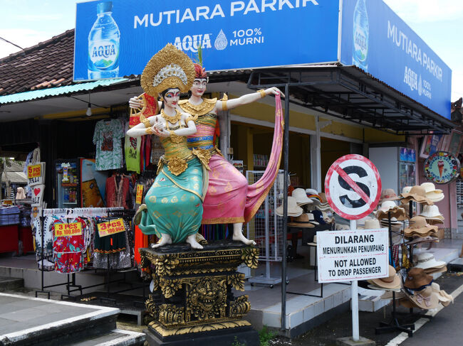 門の両側にはバリの正装を身にまとったカラフルな男女の像が建っています。