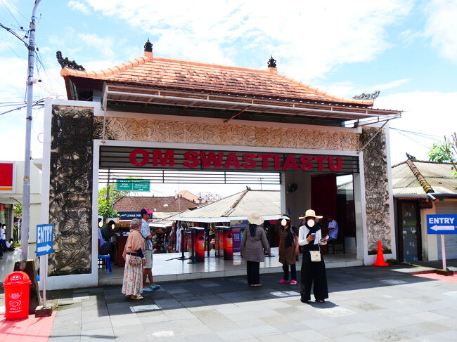 門を潜った先に入場ゲートがあります。<br /><br />入場料金IDR75,000（≒750円）を支払い。