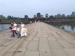 昼食後いったんホテルに戻り、休憩後、アンコールワット。