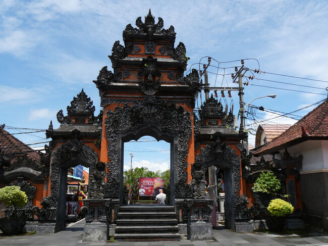 裏側から見た門。