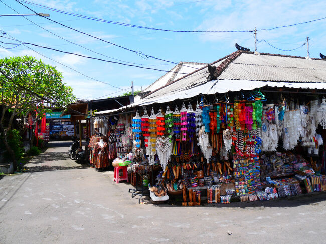 入場ゲートを通過すると、参道沿いにお土産店が軒を連ねています。