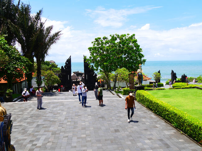 第１の割れ門からは、下っている参道の先に第２の割れ門が見えます。