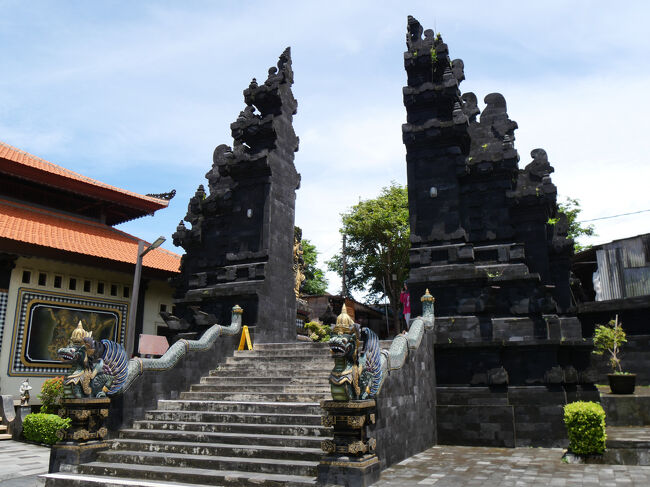 裏側から見た第１の割れ門です。