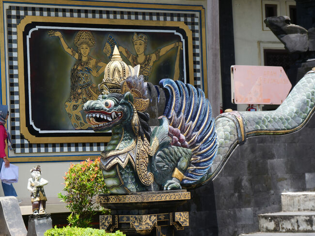 階段の両脇に控えているのはバリ島に伝わる聖獣「バロン」。