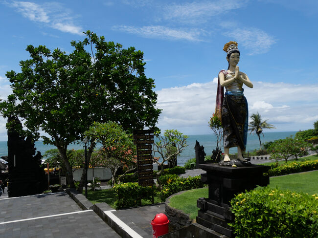 参道の右側に像があり、その先の道を右側に進んでいくと・・・。