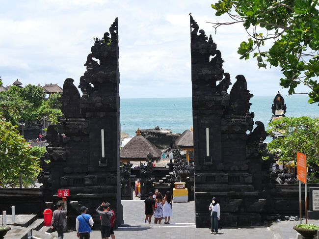 ズームアップ。<br /><br />割れ門の向こうに海が見える素晴らしい眺めです。