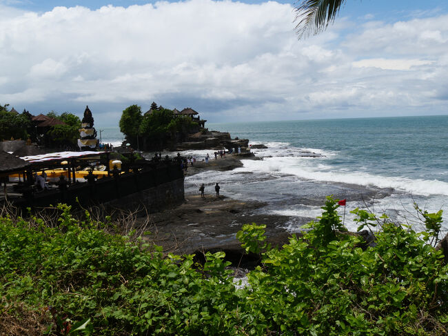 この景色が広がります。<br /><br />タナ・ロット寺院は、海の岩島の上に建てられたヒンズー教寺院で夕日の名所として知られています。<br />寺院の名前は「海の中の土地」を意味しています。<br /><br />16世紀にジャワの高僧がこの眺めに感動して、寺院を建立したと伝わっているそうです。