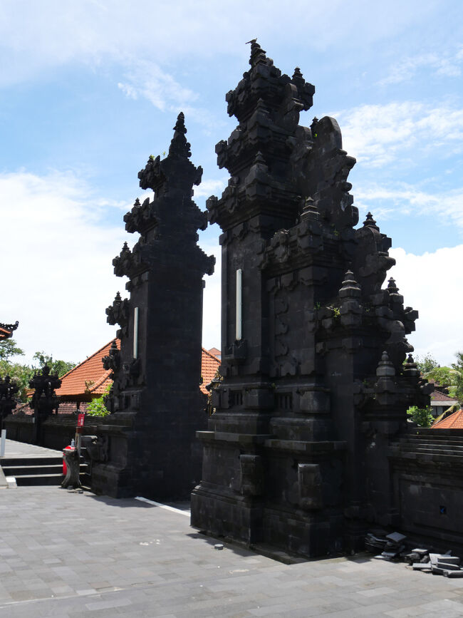 第２の割れ門に戻りました。<br /><br />門を潜ります。