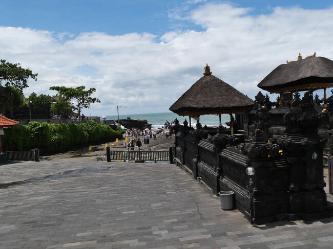 第2の割れ門をを潜ると、下り坂の参道の先に海が見えてきました。