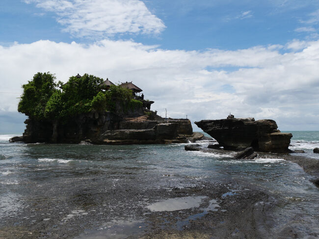 海岸まで下りてきました。<br /><br />目の前の岩島にタナ・ロット寺院があります。<br /><br />