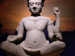 ガイドは２日間でお願いしていましたが、真ん中１日空けてもらいました。フリーの日は、オールドマーケットに行ったり、アンコール国立博物館へ行きました。日本語オーディオガイドもあり、遺跡観光した後でも見ごたえあります。