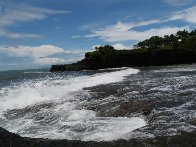 右側には海岸伝いに岬が見えます。