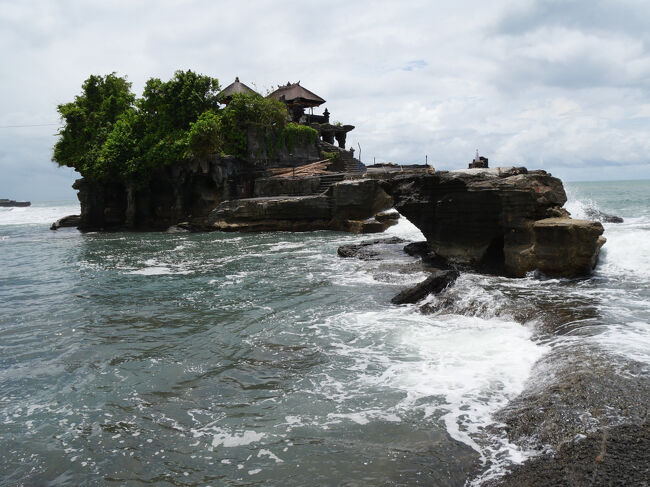 干潮時には陸続きとなり岩島の寺院の下まで歩いて行くことが出来るようですが、現在は少し潮が満ちてきていて行くことが出来ません。<br /><br />なお、寺院の下まで行くことが出来たにしても、ヒンズー教徒以外は寺院内に入ることが出来ません。