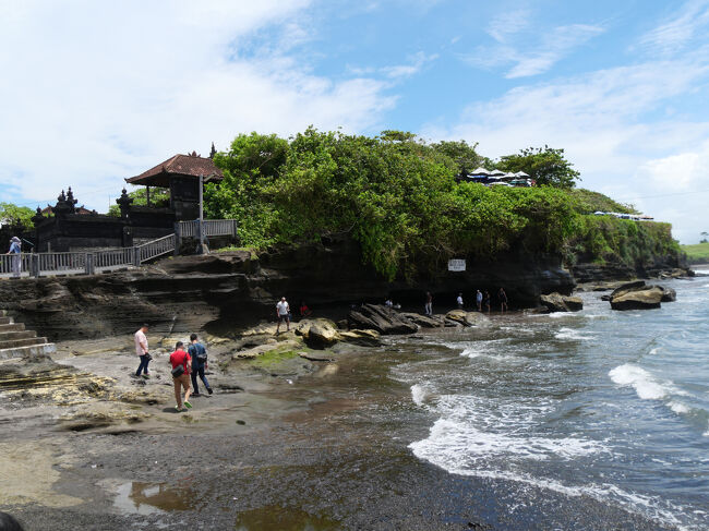 左側には海岸に沿って高台があります。
