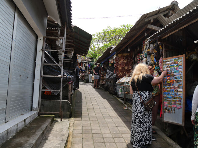 高台に上る道の両側にはお土産店が連なっています。