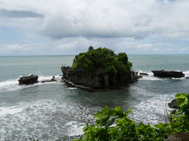 高台からのタナ・ロット寺院の眺め。