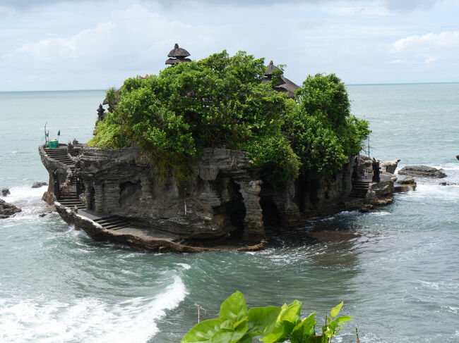 ズームアップ。<br /><br />左側に寺院に上る階段が見えます。