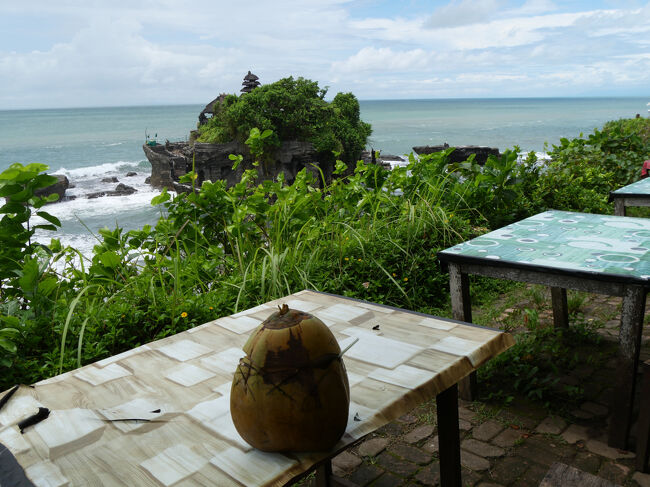タナ・ロット寺院を間近に見下ろすことが出来るこの場所は、夕景を観賞する絶景スポットだそうで、飲食店のテーブルで占められています。<br /><br />暑くて喉が渇いたのでココナッツジュースをいただきます。