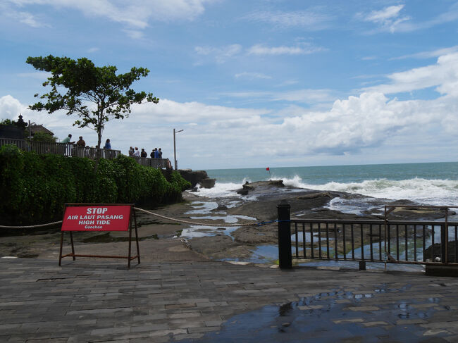 高台から下りてきたら、タナ・ロット寺院に続く岸辺は立入禁止になっていました。