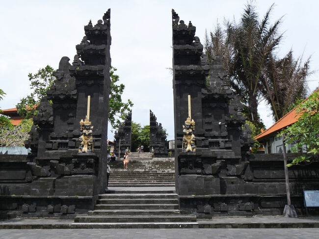 第2の割れ門の裏側からの眺め。<br /><br />門の間から第1の割れ門が見えています。<br />高低差が良く分かると思います。