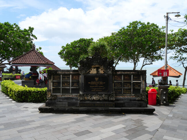 タナ・ロット寺院の保護を記念した石碑があります。<br /><br />2003年6月14日に建てられ、当時のインドネシア大統領メガワティ・スカルノプトゥリの署名があります。