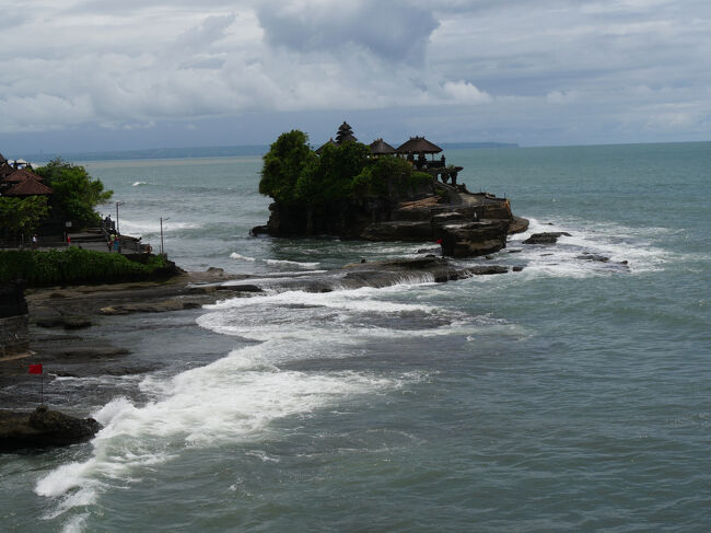 途中の展望所からのタナ・ロット寺院の眺め。