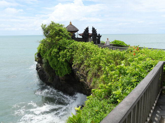 前方に岬の先端があり、そこに寺院が見えます。
