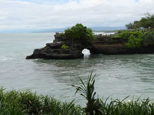 海食洞があり、その上にはバトゥ・ボロン寺院（Pura Batu Bolong）があります。