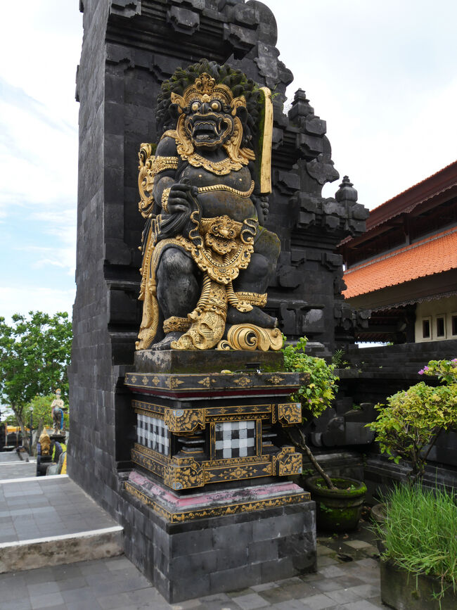 門の両脇に建つのは、ヒンズー教における神を守る魔物「ラクササ」です。<br />