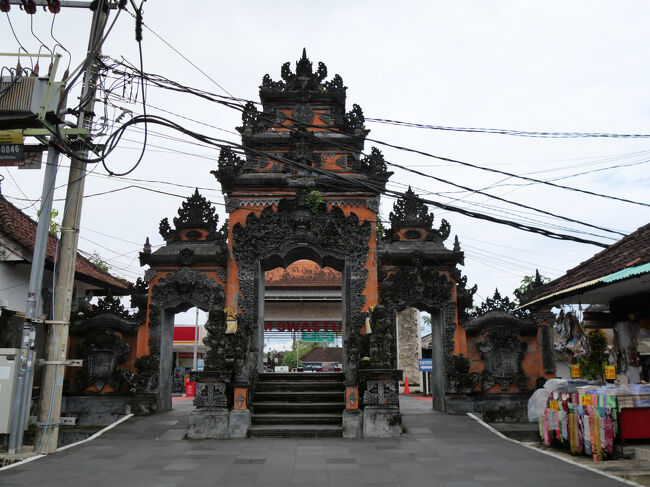 これはタナ・ロット寺院の参道入口にある門です。