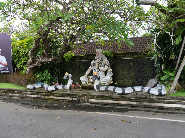 夕日までにはまだ時間があるので、その間にタマン・アユン寺院にお参りして、また戻ってきます。