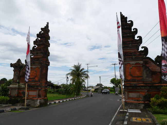 タナ・ロット寺院に近づくと「割れ門」が現れました。<br /><br />割れ門は寺院の入口などにあるバリ・ヒンズー教の門で、邪気を払う意味があるそうです。<br /><br />割れ門の形は、バリ・ヒンズー教が山に対する信仰から出発していることから、門を「聖なる山」に見立てて、縦半分に割った左右対称になっています。