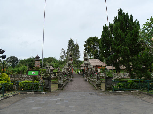 14：40、タマン・アユン寺院に到着。<br />この寺院は、17世紀にかつてこの地を支配していたメングウィ王国の国寺として建設されました。<br />名前は「美しい庭園」という意味だそうです。<br /><br />タナ・ロット寺院からGrabで約40分、料金はIDR77,300（770円）でした。<br /><br />下車する際にGrabのドライバーから今後の予定を聞かれたので、タナ・ロット寺院経由でクタエリアのホテルに戻ることを伝えると、ホテルまで送るといいます。<br />料金を確認すると私に任せると言うので、一抹の不安はあったものの了解して1時間後に寺院の入口で待合わせすることにしました。