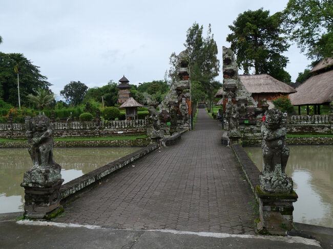 奥に向かって長細い長方形をした寺院の境内。<br /><br />それを取り囲む堀に架かる橋を渡って中に入ります。