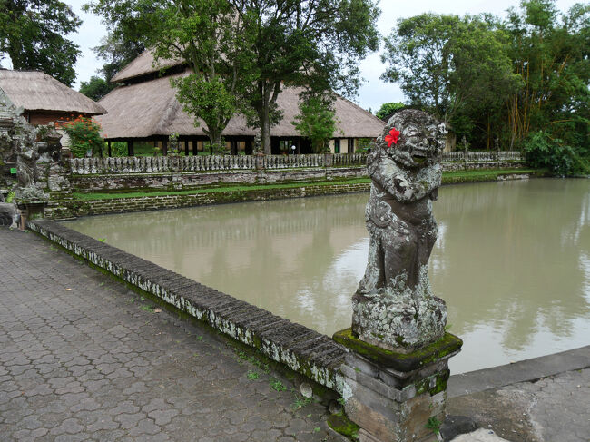 橋の欄干にはユニークな姿をした石像が建っています。<br /><br />耳に掛けられた真っ赤なハイビスカスが印象的です。