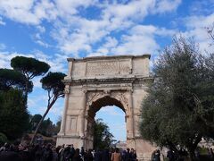 コロッセオで写真を撮りまくり、満足したところでフォロ・ロマーノへ。入場に30分程並びました。