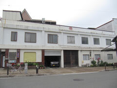 JR予讃線 八幡浜駅
2005（平成17）年八幡浜市・西宇和郡保内町が合併してできた現在の八幡浜市、佐多岬半島の付け根にあります

まずは宿にっと、Googleマップを開こうとすると、電波が入らなくて焦る(^_^;)
確かに移動中も繋がらないエリアの方が多かったし‥
待合室にいた高校生に、携帯繋がるかどうか聞くのも失礼かなと逡巡していたら、使えるようになりました

写真は、駅前ロータリーの左手の建物
左端にガラスブロックの床屋