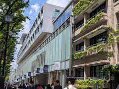 表参道ヒルズを久しぶりに覗いてみました。
こちらは朝から人が多い

表参道の路面店の顔ぶれも変わっています