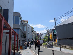 明治通りではなくキャットストリート（旧渋谷川遊歩道路）を通りました
道路が真っすぐでないところが道に変化があって、雰囲気が良いですね

この通りもインバウンド多く、お店に寄っては入店制限が既に出されていました
