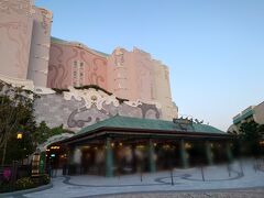 5/1(木)
7:30　アーリー列に並ぶ
8:00　手荷物検査を進みゲート前で待機
8:30　ハッピーエントリー入園
8:45　一般入園

2日目はTDS。
［ファンタジースプリングス・エントランス］から入園！

このエントランスは宿泊当日でも利用可能らしく、
アーリー列とは別の、一般入園列もありました。
もちろん、FSH宿泊者限定です。
ですが、数組程度しか並んでいません。
入園時間は一般入園と同じですけれど。
それでもファンタジースプリングスエリアで
朝一で遊ぶには、かなり有利ですよね。
普通のエントランスから、この奥地まで
歩いてくるのに15分程度はかかりますから。
それに待機の人も少ないので、
一般入園開始直後にエリアに入れます。

もしかしたら…
普通のエントランスのアーリー入園よりも
こちらのエントランスの一般入園の方が、
早くアトラクションに並べるのでは？と思います。

ここで友人の一人は、お仕事へ。
お付き合いいただきThanks！