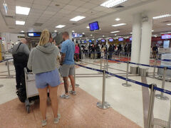 無事に空港に到着。チェックインカウンターには既に行列が出来ていたが、スムースに進んで行く。