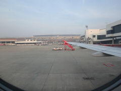 タイムテーブル上でのフライトタイムは１時間20分。チェンマイ空港は10分早発の影響もあってかドンムアン空港には20分も早く到着した。