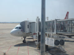 本当に何も無いようなところにあるシェムリアップ アンコール空港に到着。