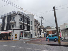 目的地の「サンドイッチカフェあまみ」に到着
雨が止んだよ

駐車場がないとあったから近くのコインパーキングに停めて待ってたら、5分前くらいに並び出し、慌てて続いて 3組目をゲット
その後続々と行列が伸び、オープン時には 15組くらいいたと思う