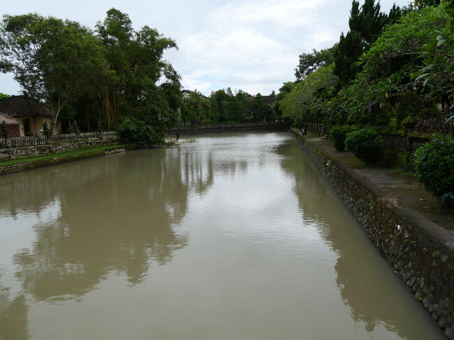 堀の幅はとても広いです。<br /><br />周辺の棚田に水を供給する役割も持っているそうで、現在のバリの風景を作り上げたということが世界遺産登録の一因になっているそうです。